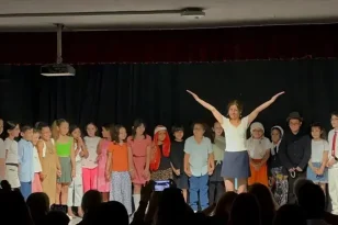 İzmir’de İlkokul Öğrencilerinden Yıl Sonu Tiyatro Gösterisi