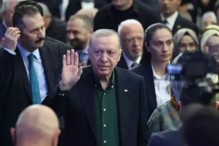 AK Parti’nin yeni şarkısı ilk kez çalındı: Dünya bizi bekler