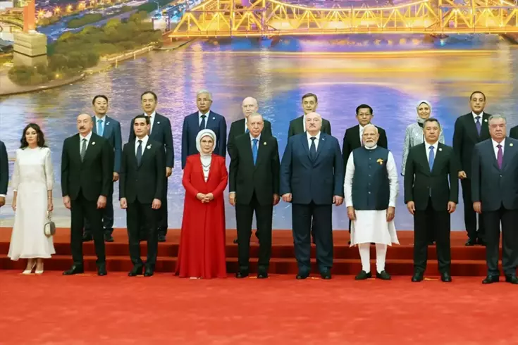 Cumhurbaşkanı Erdoğan ve eşi Şanghay Zirvesi’nde aile fotoğrafına katıldı